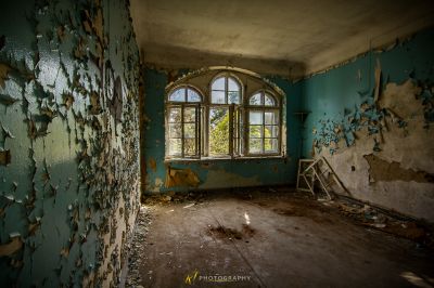 Ein Zimmer mit einem kaputten Fenster und einer kaputten Wand